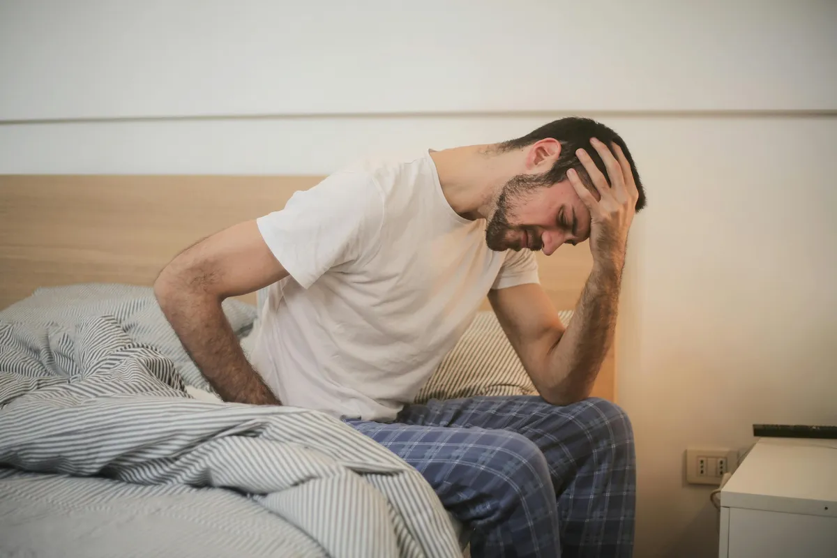 Hombre preocupado por la disfunción eréctil